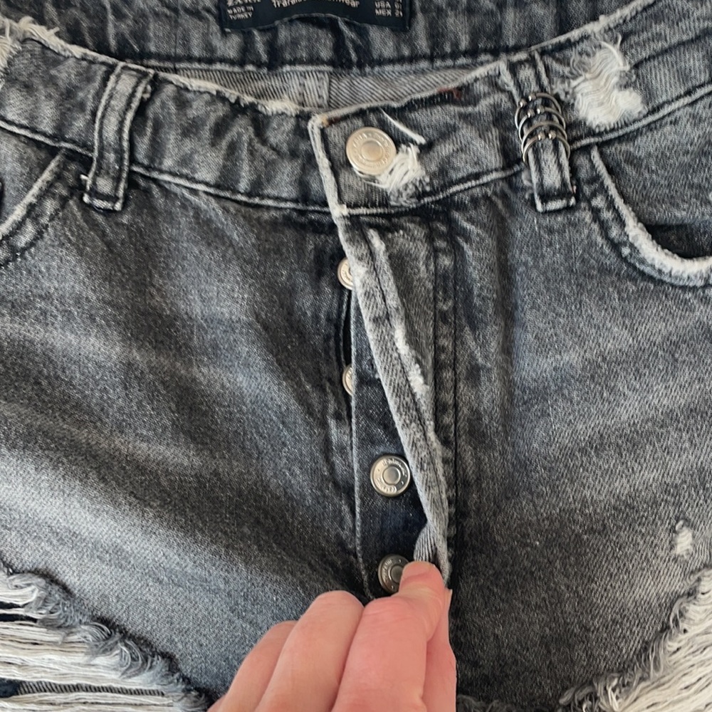 Zara Distressed High Rise Shorts - Picture 4 of 4